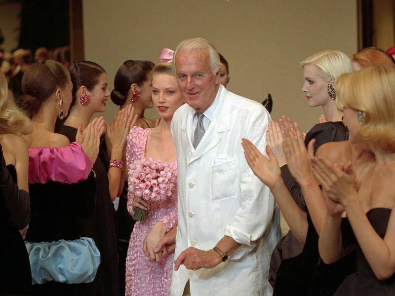 French designer Hubert de Givenchy, a pioneer of ready-to-wear fashion, has died at the age of 91.