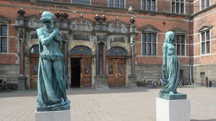 Statues of Hamlet and Ophelia. Photo: Tim Richards