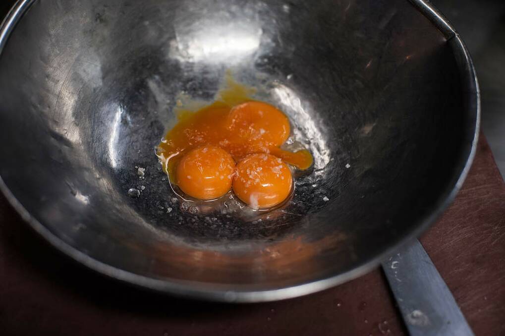 B?arnaise sauce: Step 1: Put egg yolks in bowl over simmering water. Add vinegar. Photo: Josh Robenstone/Getty Images