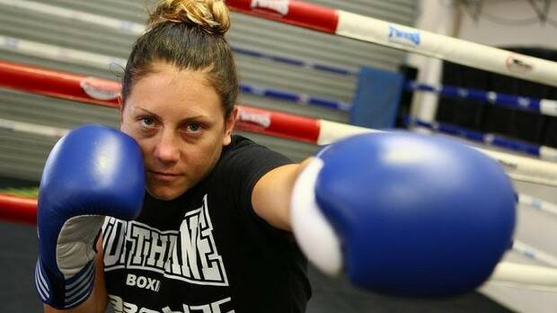 Laurieton's Shelley Watts put everything she had into her first bout at the Commonwealth Games to win against Games favourite Natasha Jonas of England.