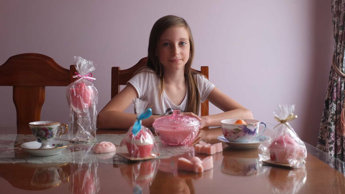 BALLARAT: Grade six pupil Ebony Calaby is helping promote Paint ’Em Pink to raise awareness of acquired brain injuries. Ebony sells candles that she makes herself. Picture: Ballarat Courier