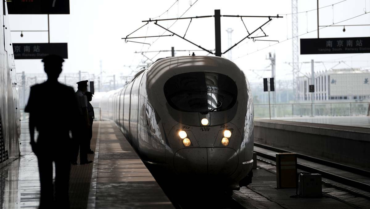 A CRH high-speed train arrives at Nanjing South Railway Station during its test run on June 23, 2011 in Nanjing, Jiangsu Province of China. Photo: Getty Images