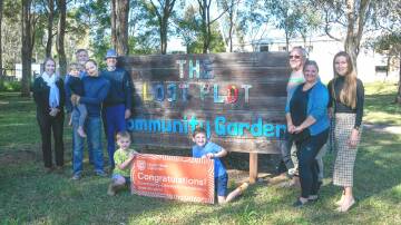 Charles Sturt Community Relations Officer Ms Rebecca Conway, with members of the Port Macquarie Community Garden and CSU Director of External Engagement Ms Kate Wood-Foye
