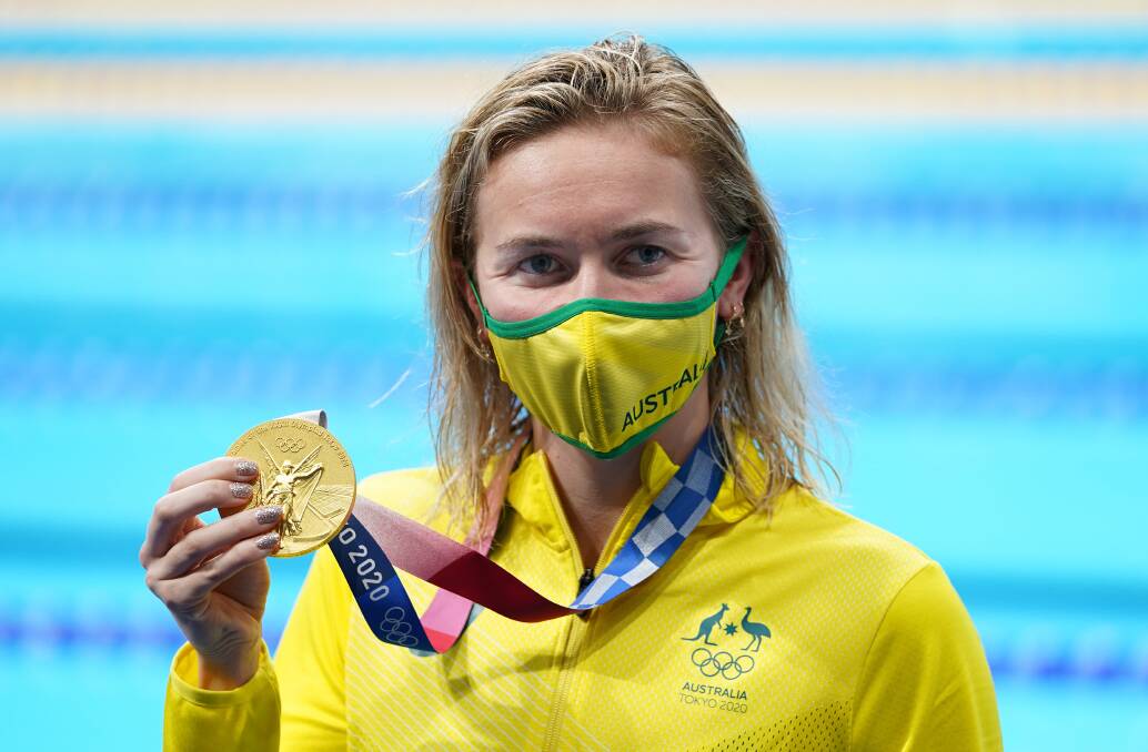 Ariarne Titmus with her gold medal.
