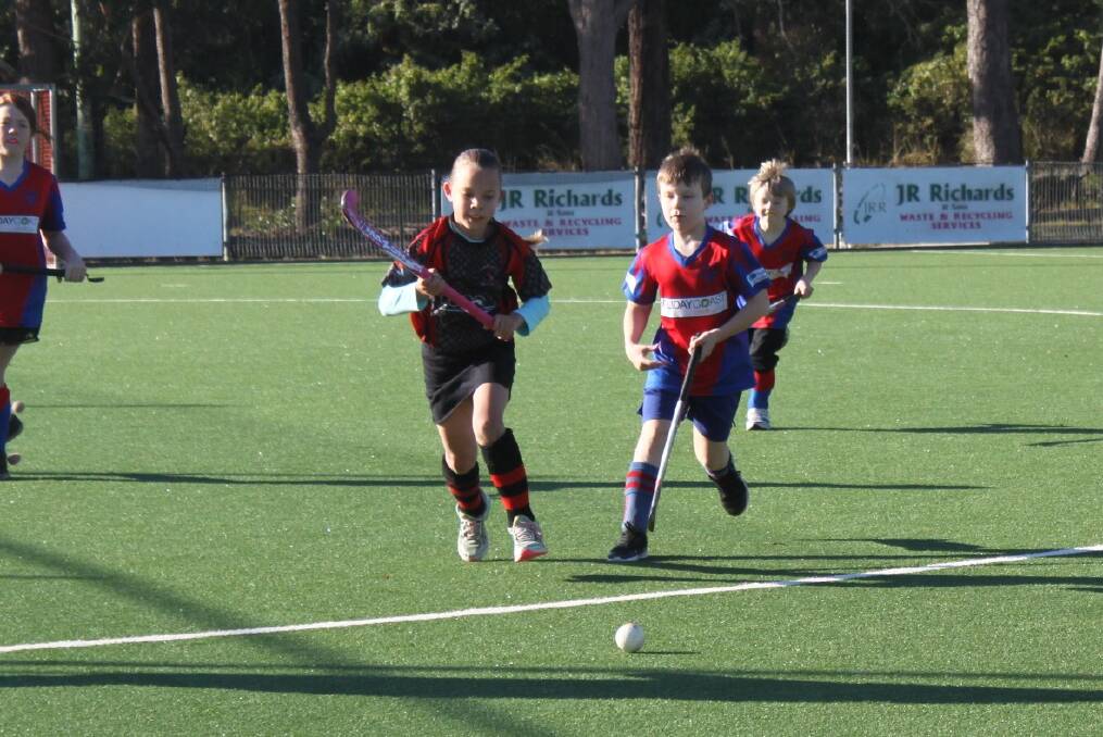 Get it: Wauchope players running to get possession of the ball. Photo: supplied