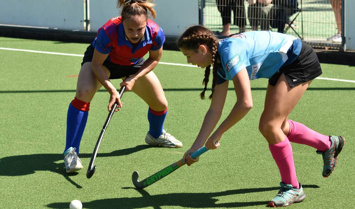 Focused: Jess Galloway and Sienna Toohey battle for possession. Photo: Paul Jobber