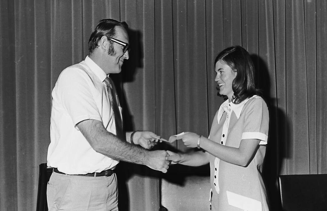 Pat Unicomb hands the High School Sixth Forms donation cheque over to Dick Kelly, Apex Club President, 1971.