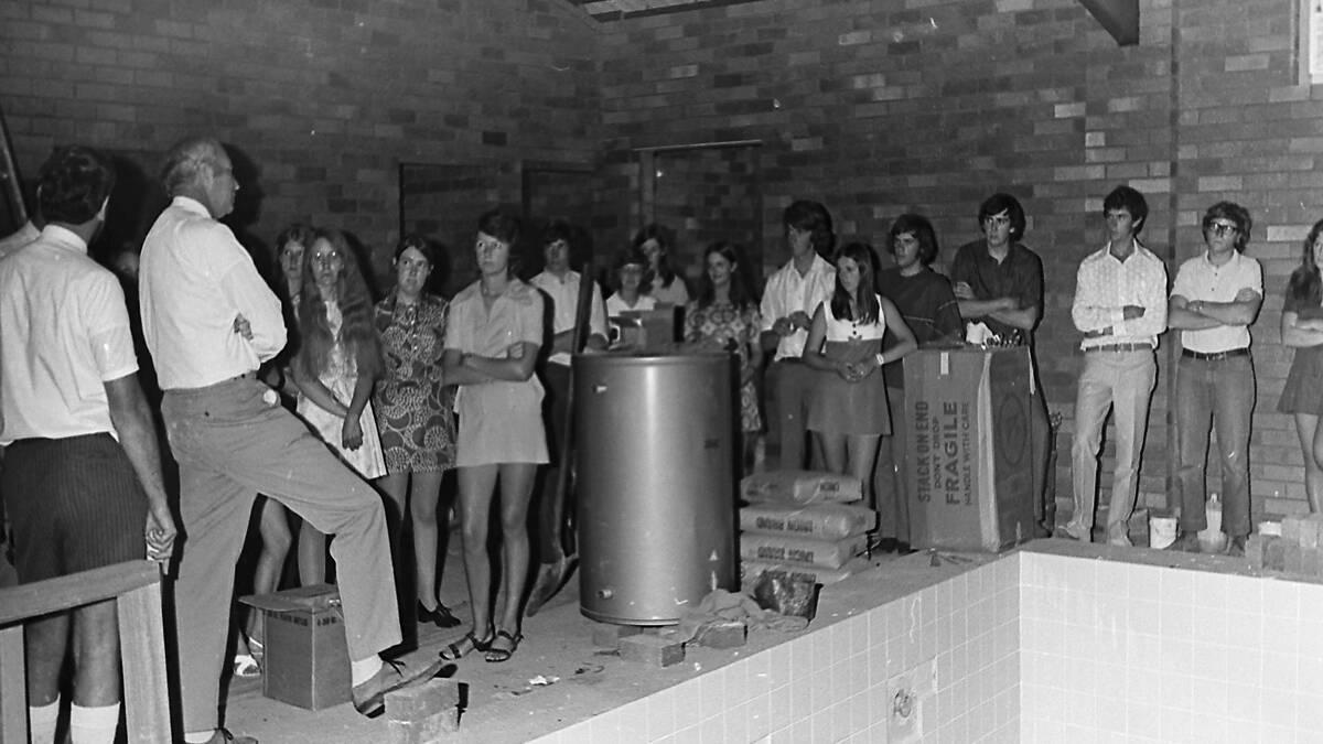 Port Macquarie Sixth Form Students on a tour of the new hydrotherapy pool, 1971.
