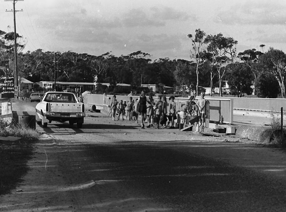 Schoolchildren crossing the Lake Cathie bridge to transfer from one bus to another, 1972. Photos supplied from Port Macquarie Museum archives.