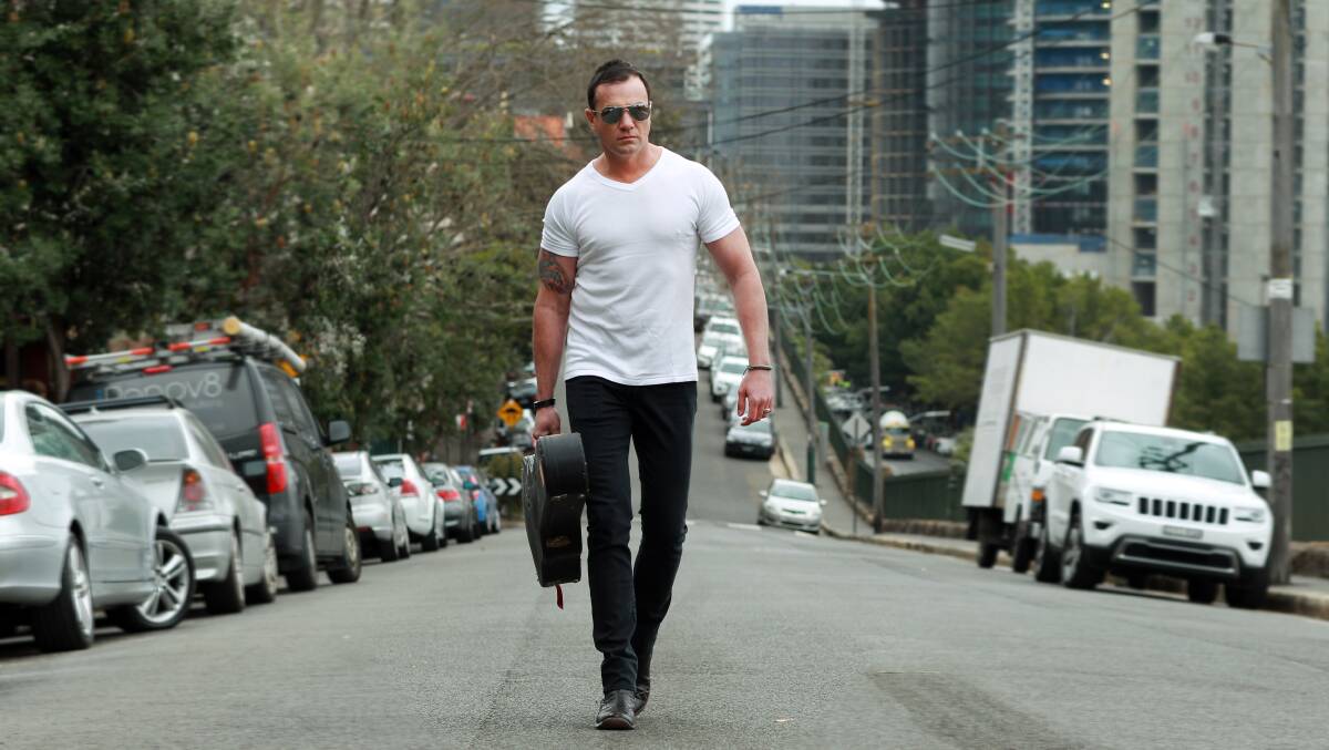 On the road: Shannon Noll - The Singles Tour, LUSC