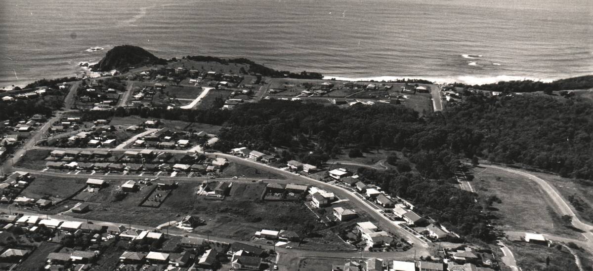 My how it's grown: Aerial view of Macquarie Heights looking from Kennedy Drive towards Nobbys and Shelly beaches, 1970s.