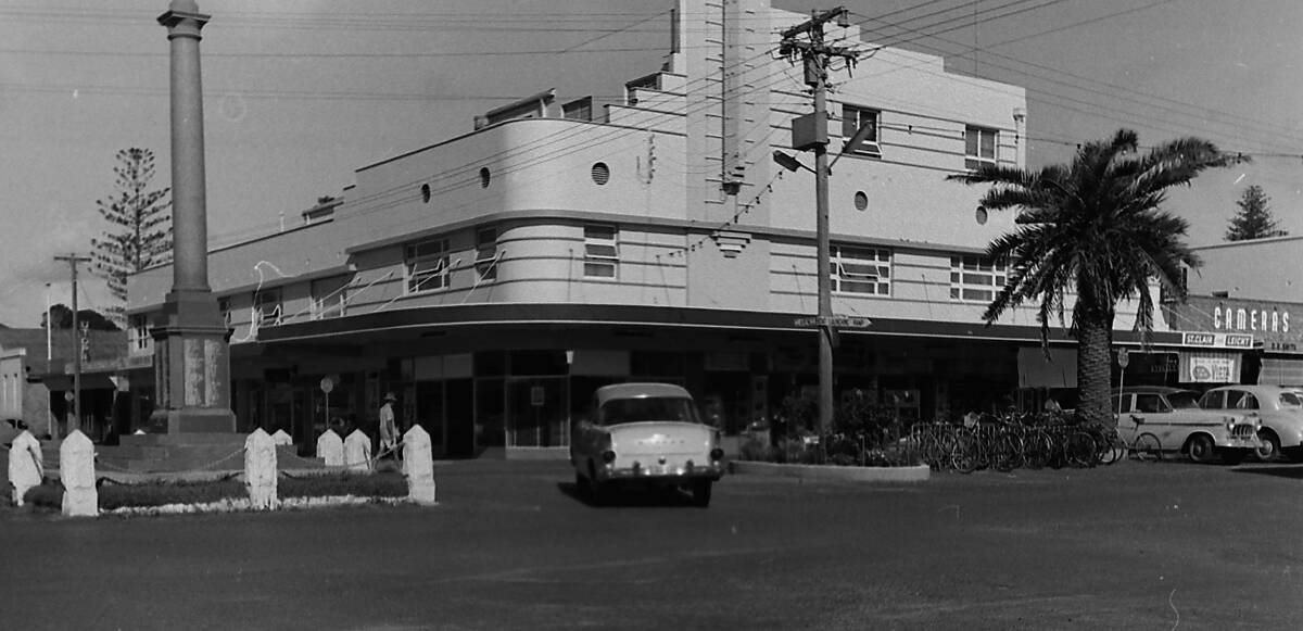 New rule: A vehicle makes a diamond turn from Clarence Street west of the Soldiers' Memorial onto Horton Street, 1963. Photos supplied by Port Macquarie Museum.