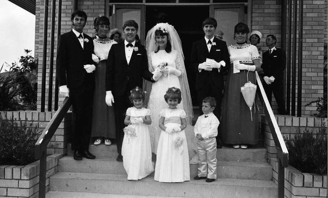 Mr & Mrs Murray Turnham and wedding party, 1971