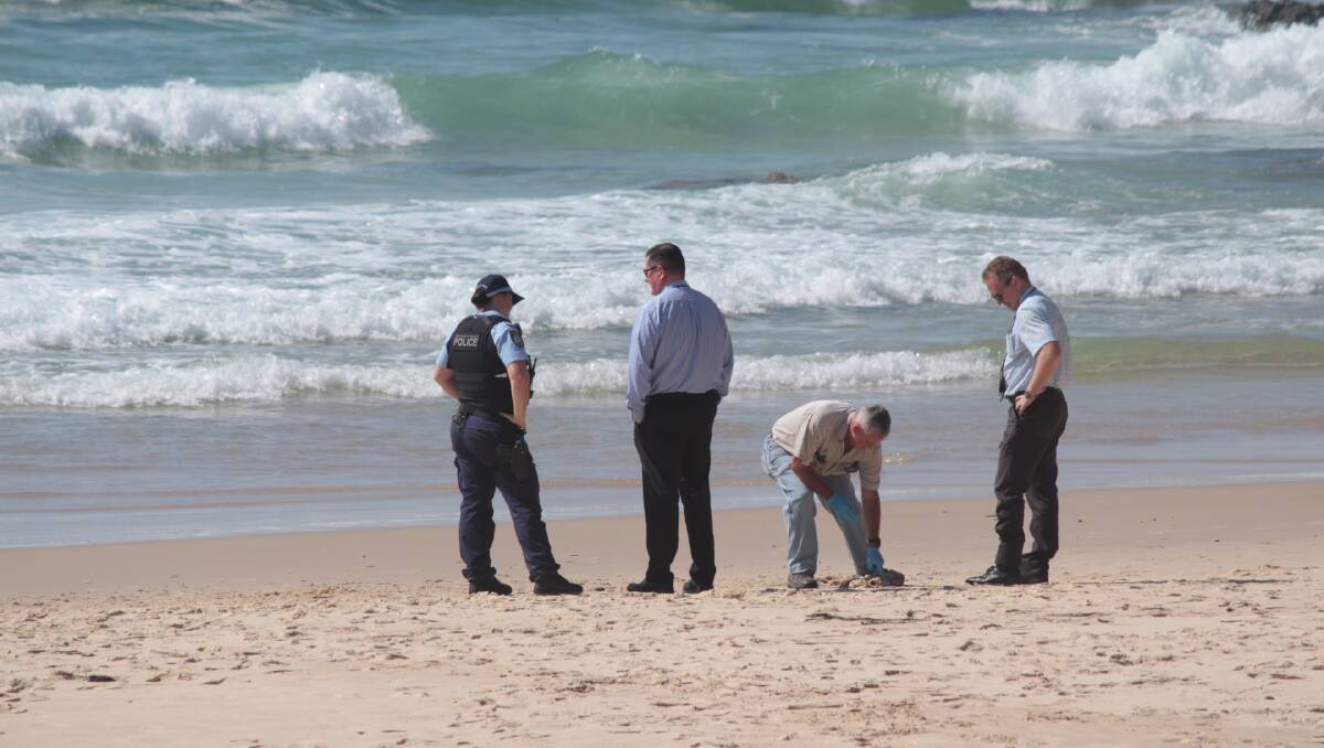 Police investigate the remains on Oxley Beach in Port Macquarie. Photo: Tracey Fairhurst.