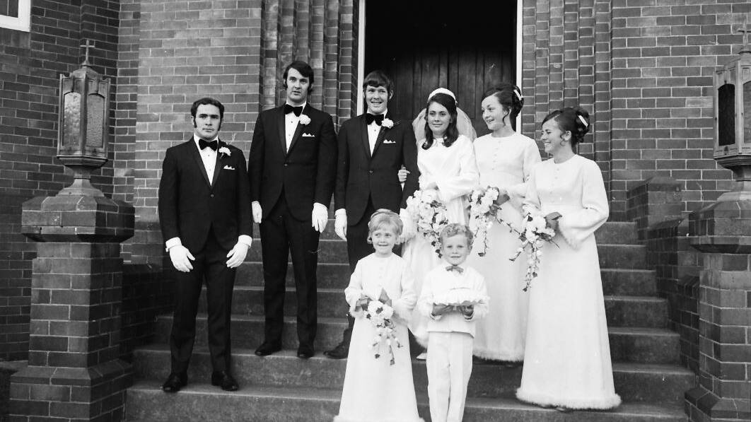 Mrs and Mrs Leslie Murphy and wedding party, 1971