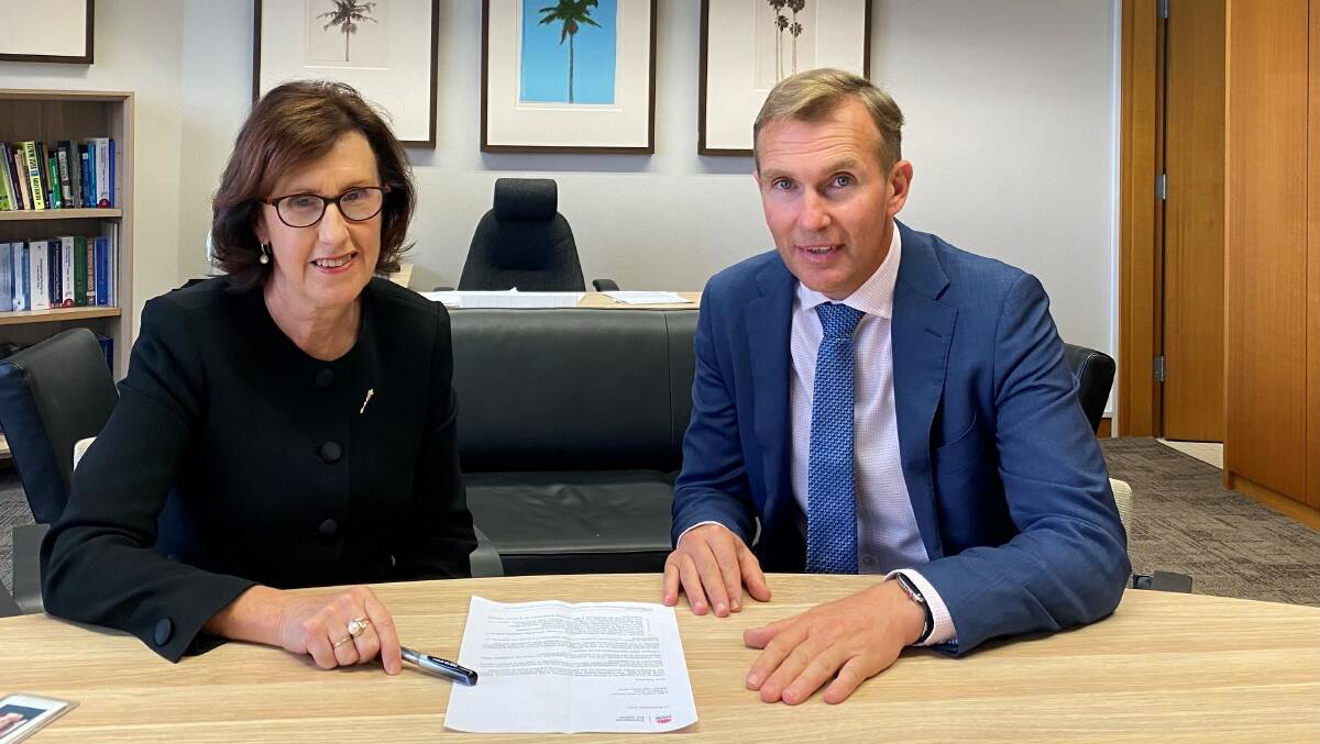 Port Macquarie MP Leslie Williams with Minister for Transport Rob Stokes.