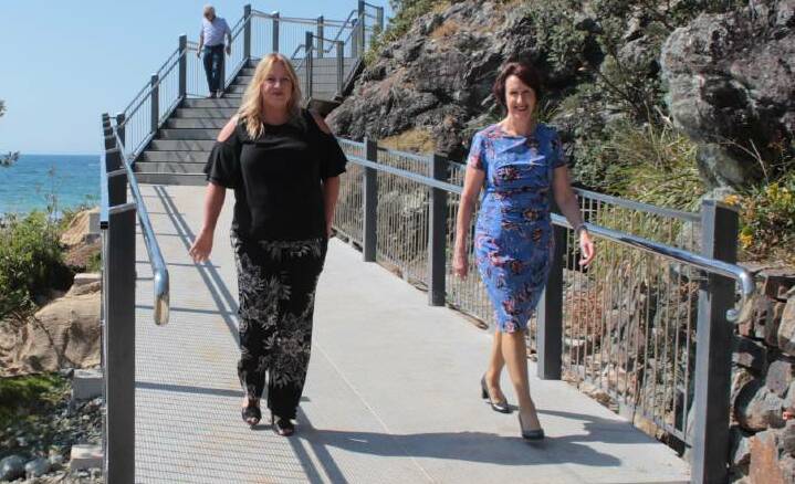 Mayor Peta Pinson and Member for Port Macquarie Leslie Williams officially open the upgraded Coastal Walk in September 2020.