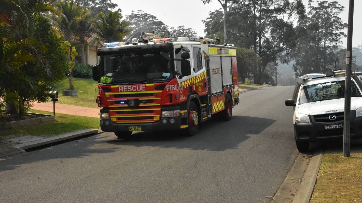 Residents prepared to leave as bushfires threaten