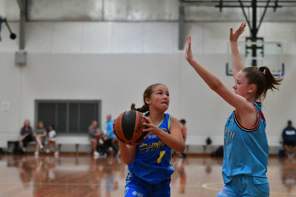 Port Macquarie's Mikayla Adams looks for the basket during last year's Seaside Classic. Picture by Paul Jobber