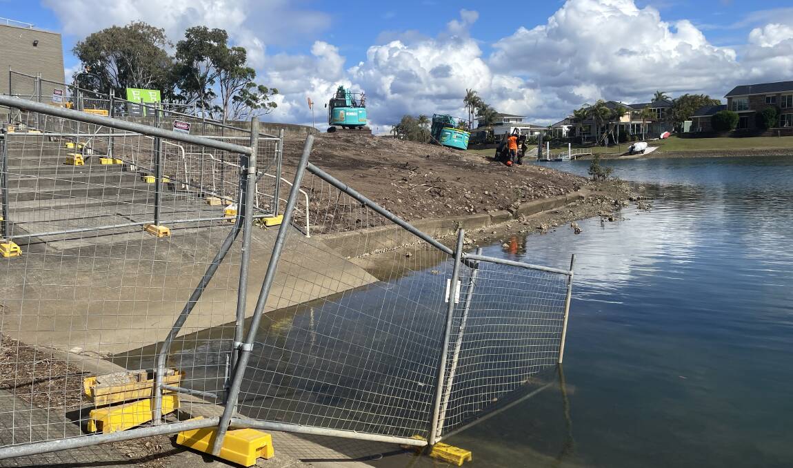Heavy machinery at work on the canal wall project at the back of Settlement City. Picture by Lisa Tisdell