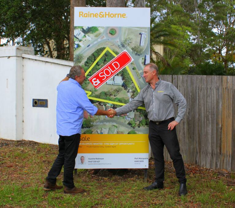 Sales executive for Raine&Horne residential Gwaine Robinson (right) congratulates vendor Mark Minturn.