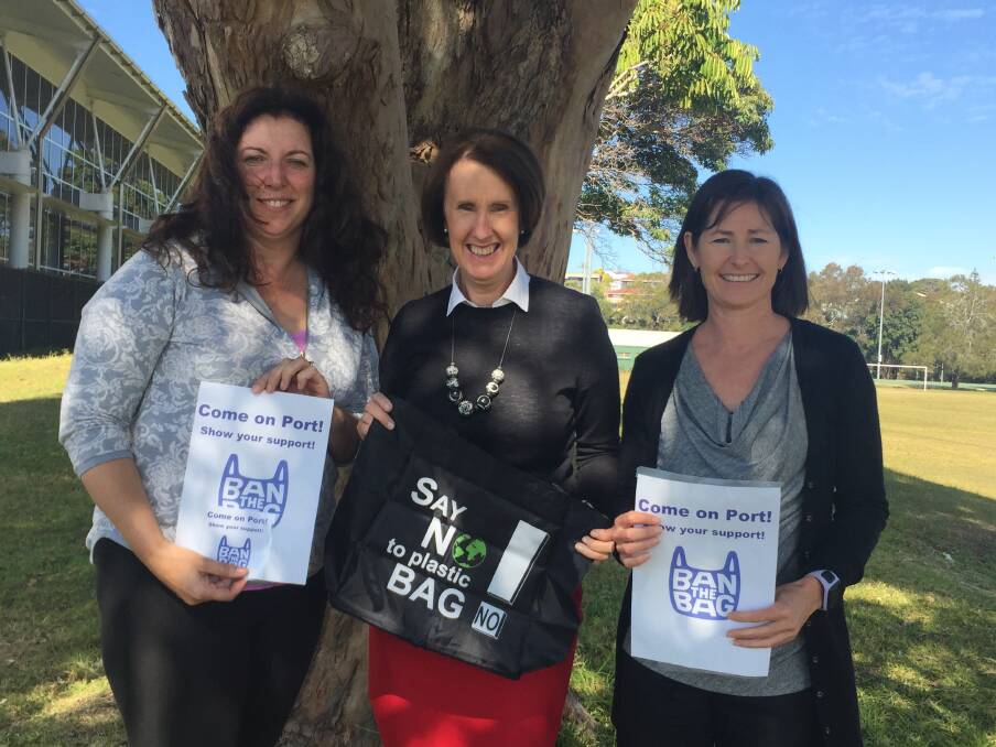 Port Macquarie MP Leslie Williams (centre) with Ban the Bag Port Macquarie campaigners Maria Doherty and Linda Perkins.