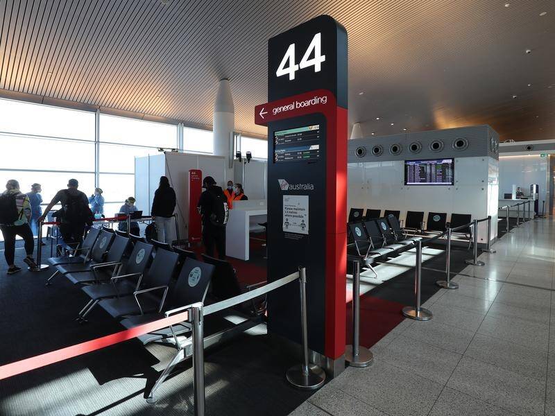 An outage delays flights and check-ins at Perth Airport after storms damaged a transmission pole. (Richard Wainwright/AAP PHOTOS)