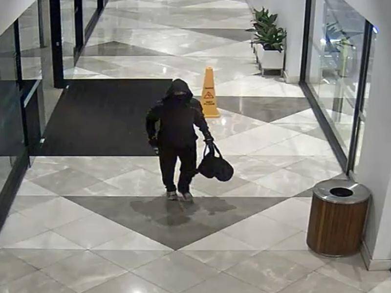 Police are looking for a man who used two hammers during a robbery at a Melbourne jewellery store.
