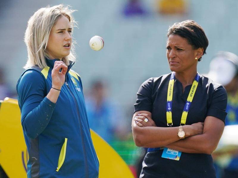 Mel Jones (r) is stepping down as Cricket Australia board member to focus on her media commitments. (Michael Dodge/AAP PHOTOS)