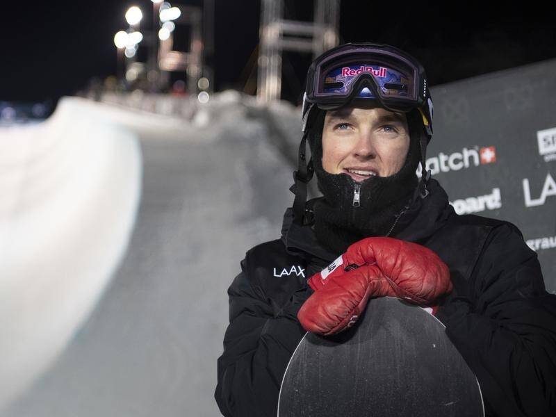 Scotty James has won gold in the first snowboard halfpipe World Cup event of the season.