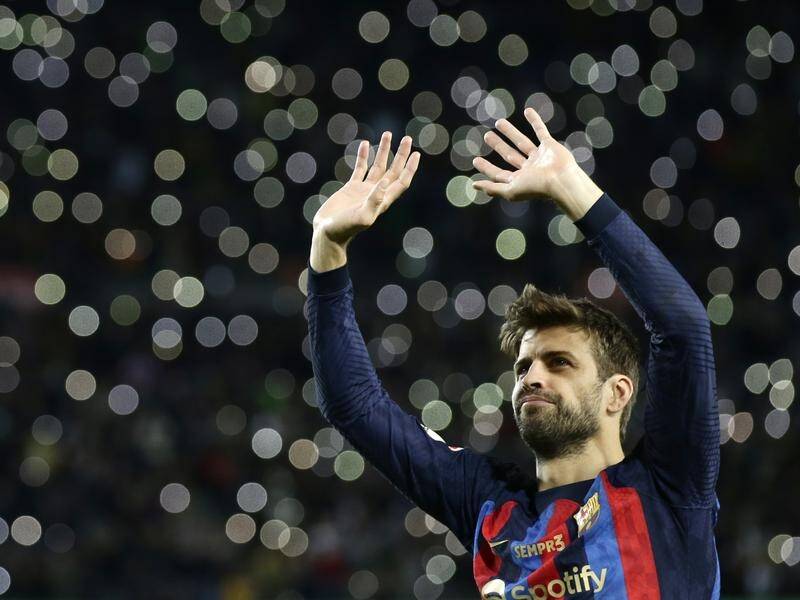 Gerard Pique salutes Barcelona fans after his last match at Camp Nou. (AP PHOTO)