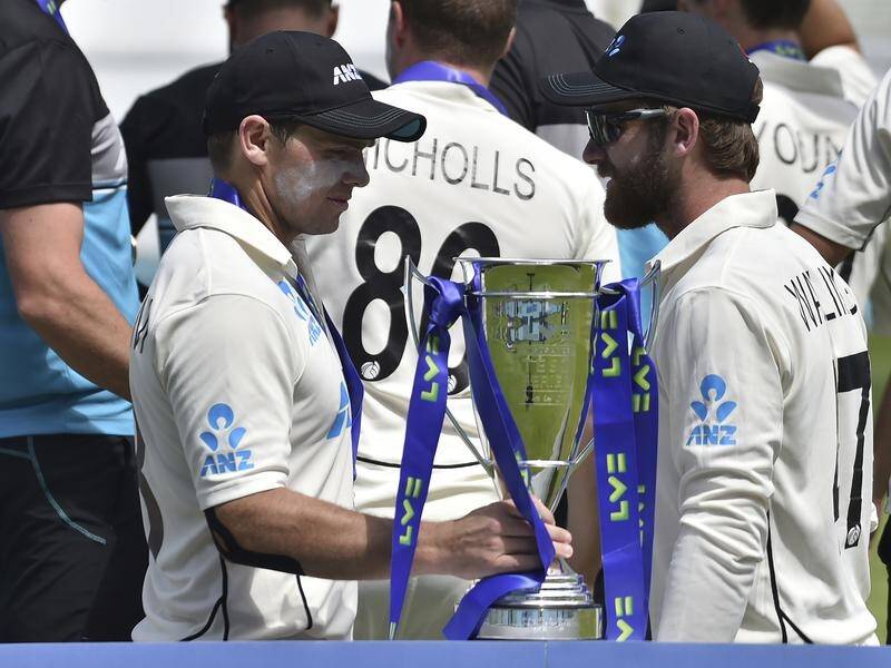 NZ captain Kane Williamson (R) and his stand-in Tom Latham hold the trophy after beating England.