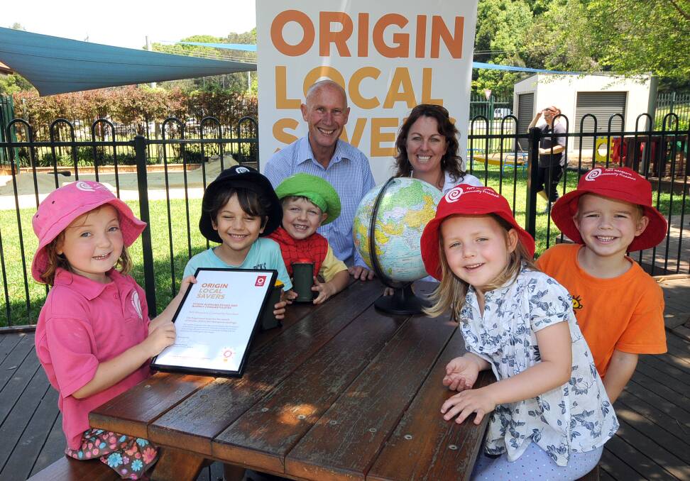 Power savers: Steve Harris from Origin Energy  
with Heather Mayne, Managing Dir 
ector, and kids 
Summer Rumble,  
Adam Awad 
, Ethan Maher 
, Archie Robinson 
 and Ava Hughes.