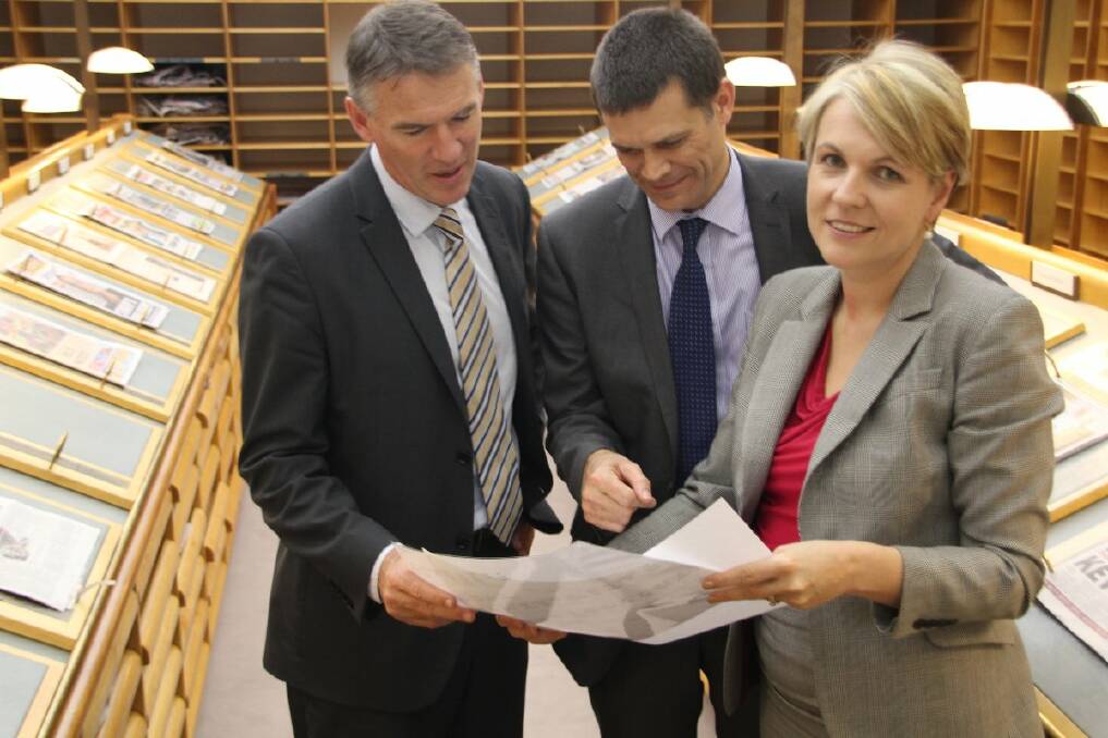 Rob Oakeshott with, Charles Sturt University Vice Chancellor professor Andrew Vann and Health Minister Tanya Plibersek at the announcement of the $15 million deal last week.