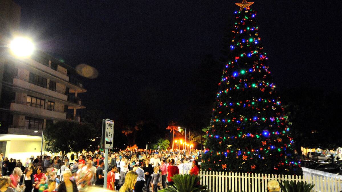 Christmas Countdown extravaganza. Parade and Tree lighting. Pic. Peter Gleeson.